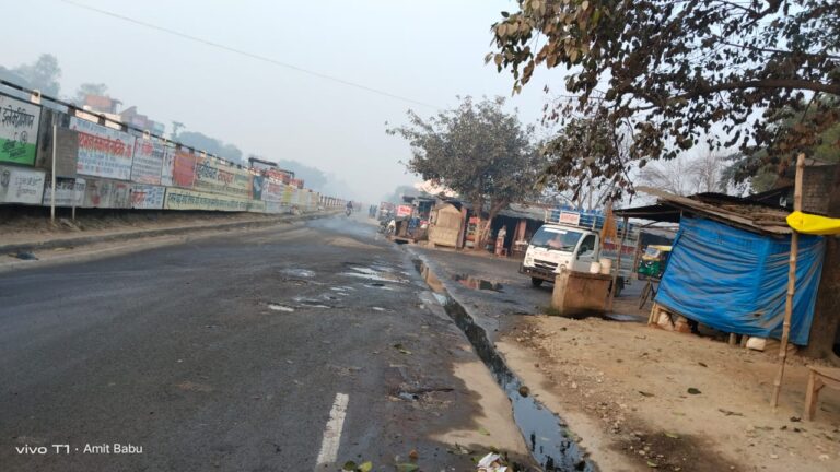 सोनबरसा से पिपराइच जाने वाले मार्ग पर बह रहा नाले का पानी
